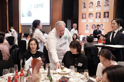 주한미국상공회의소(암참) 산하 미래의동반자재단 주재로 14일 여의도 콘래드 서울 호텔에서 열린 제16회 '암참 CEO 서버스 나이트' 행사에서 제프리 존스 이사장이 서빙을 하고 있다. 31명의 다국적 기업 CEO들이 참가한 이날 행사에서 마련된 1억원의 기부금은 대학생 장학금으로 쓰일 예정이다. [암참 제공]